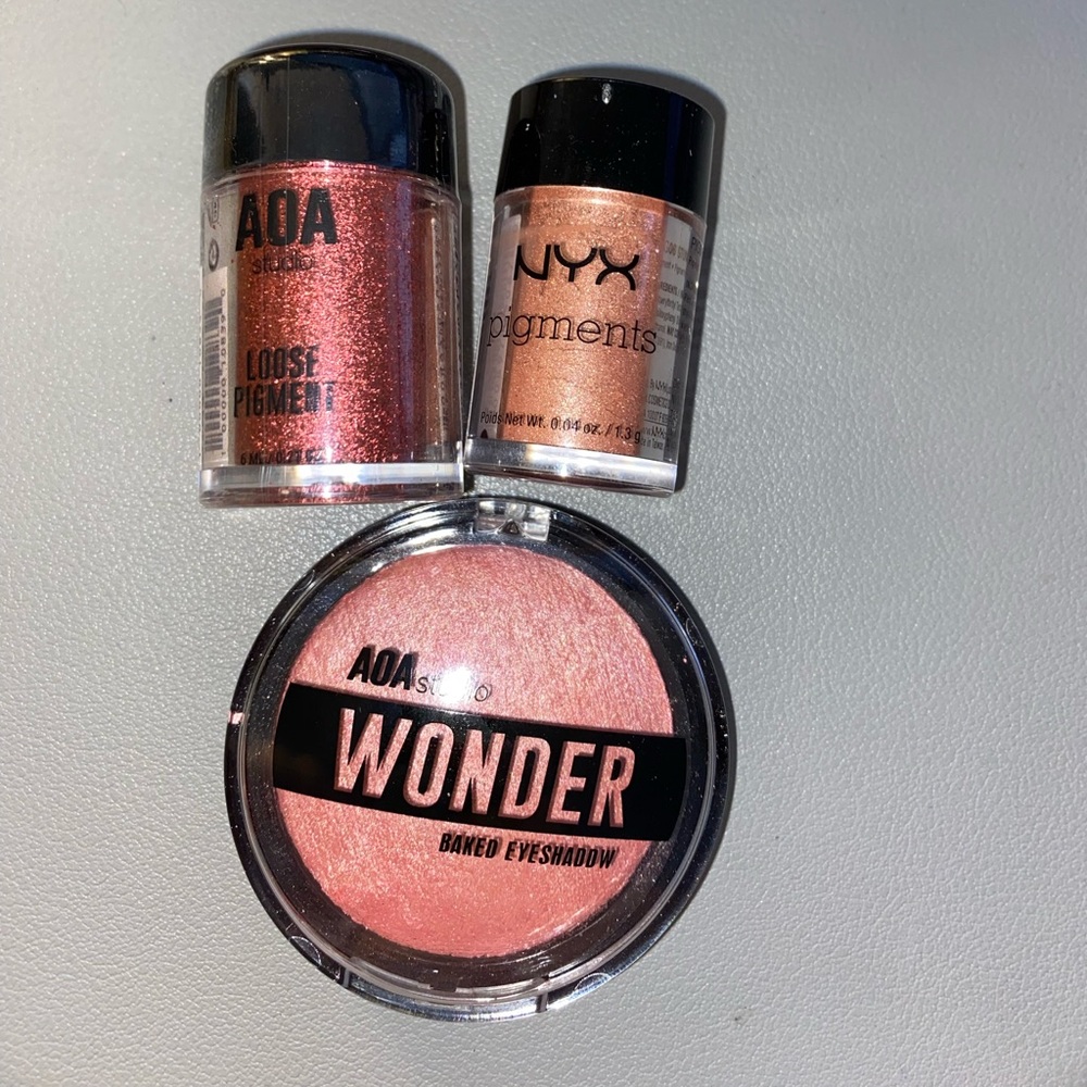 Bundle of eyeshadow and loose pigment